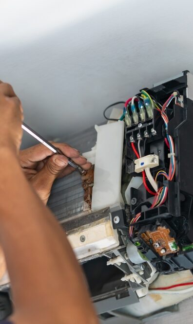 Repairman,Fix,Air,Conditioning,Systems,,Technicians,Man,Using,Screwdrivers,Service